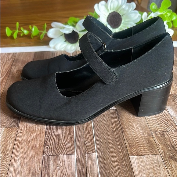 Amanda Smith Black Heels with Classic Design - Picture 2 of 8